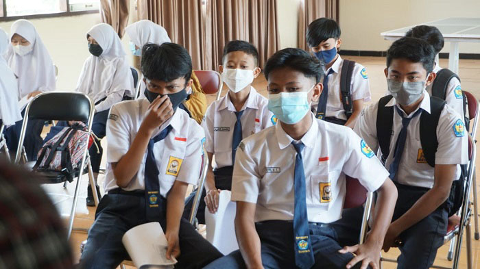 MENGANTRE: Beberapa pelajar di salah satu sekolah di Jawa Tengah mengantre untuk melakukan vaksinasi sebagai bentuk dukungan menyukseskan PTM setempat, baru-baru ini. (Adhik Kurniawan/Lingkarjateng.id)