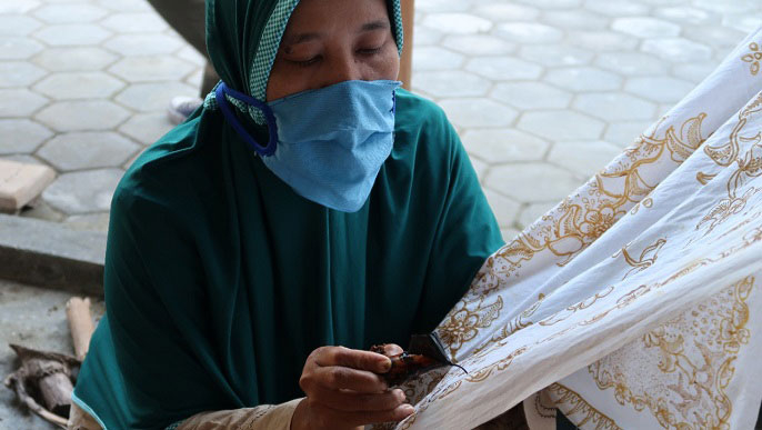 TELATEN: Perajin batik membatik batik tulis Lasem, baru-baru ini. (R. Teguh Wibowo/Lingkarjateng.id)