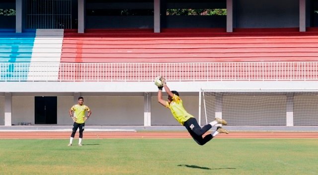 Liga 3 Nasional Kembali Diundur, Persipa Pati Maksimalkan Persiapan 25 LATIHAN: Salah satu kiper Persipa Pati melakukan latihan tangkap bola di tengah lapangan. (Dok Persipa/Lingkarjateng.id)