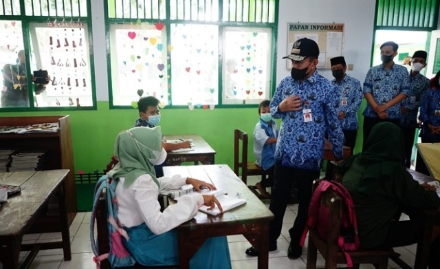 Pemkab Pati Kembali Buka PTM Terbatas 25 MENINJAU: Bupati Pati, Haryanto berbincang dengan siswa saat peninjauan PTM terbatas di salah satu SD di Pati, Senin (17/1). (Aziz Afifi/Lingkarjateng.id)