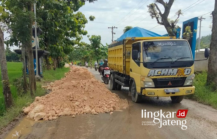 Viral Video Jalan Rusak di Desa Wegil-Sukolilo, Sentil Bupati Pati dan Gubernur Jateng 25 RUSAK: Kondisi jalan di Dukuh Jepatan, Desa Wegil, Kecamatan Sukolilo yang dikeluhkan warga dalam video viral 49 detik, baru-baru ini. (FB: Muhammad Faizin/Lingkarjateng.id)