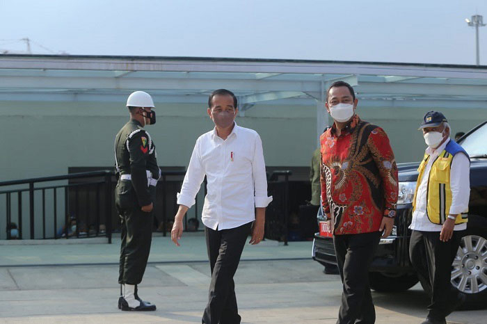 KUNKER: Presiden Jokowi didampingi Wali Kota Semarang Hendrar Prihadi saat hendak meresmikan Pasar Johar Semarang, Rabu (5/1). (Dok. Humas/Lingkarjateng.id)