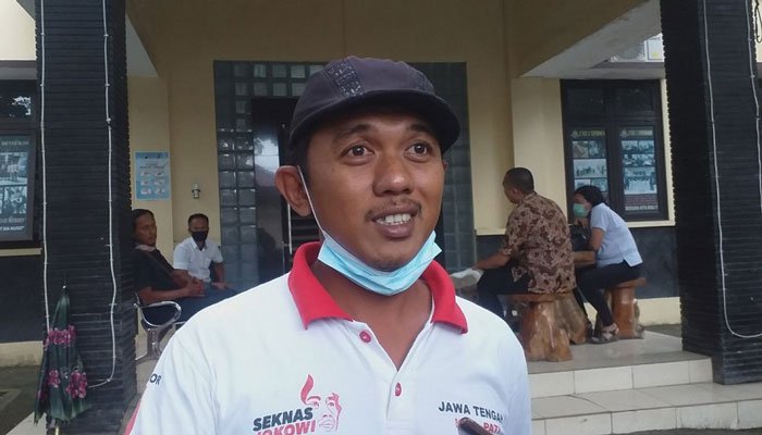 Biadab, Kakek 60 Tahun Tega Perkosa Disabilitas di Pati hingga Hamil 25 PELAPOR: Pendamping korban, Jumain ketika memberikan keterangan kepada awak media di halaman Polres Pati, Selasa (11/1). (Aziz Afifi/Lingkarjateng.id)