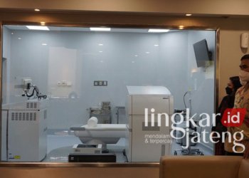 TINJAU: Pengunjung RS Mata JEC-Candi Semarang sedang melihat-lihat alat yang dipakai untuk menangani pasien yang mengalami gangguan penglihatan. (Adhik Kurniawan/Lingkarjateng.id)