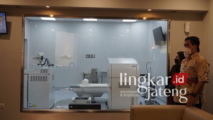 TINJAU: Pengunjung RS Mata JEC-Candi Semarang sedang melihat-lihat alat yang dipakai untuk menangani pasien yang mengalami gangguan penglihatan. (Adhik Kurniawan/Lingkarjateng.id)