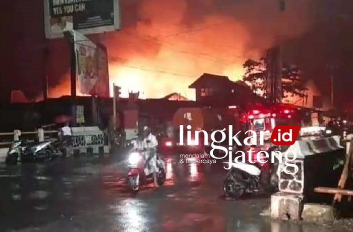 BERKOBAR: Si jago merah melalap ludes Pasar Brambang, Kecamatan Karangawen, Demak pada Kamis dini hari (20/1).