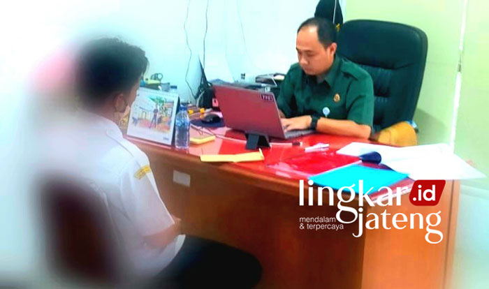 PERIKSA: Tim Penyidik Tindak Pidana Khusus Kejaksaan Negeri Grobogan saat memeriksa saksi-saksi di kantor kejaksaan setempat baru-baru ini. (Muhamad Ansori/Lingkarjateng.id)