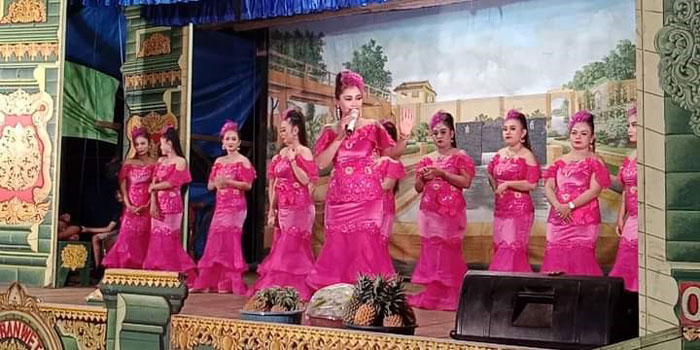 MENGHIBUR: Kelompok Ketoprak Siswo Budoyo Pati mendapat job pentas perdana dari Kabupaten Rembang, pada 8 Januari 2022. (Istimewa/Lingkarjateng.id)