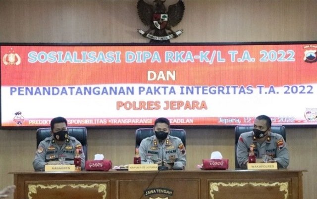 SOSIALISASI: Kapolres Jepara AKBP Warsono saat memberikan arahan dalam acara sosialisasi DIPA 2022 (Muslichul Basid/Lingkarjateng.id)