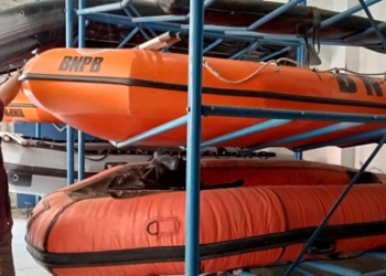 MENUNJUKKAN: Pihak BPBD Kudus saat menunjukkan alat-alat penanggulangan bencana di Kantor BPBD Kudus. (Alifia Elsa Maulida/Lingkarjateng.id)