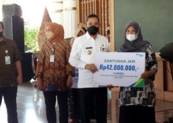 SIMBOLIS: Para ahli waris menerima klaim asuransi yang diberikan oleh Bupati Pati di Pendopo Kabupaten Pati, Kamis (20/1). (Aziz Afifi/Lingkarjateng.id)