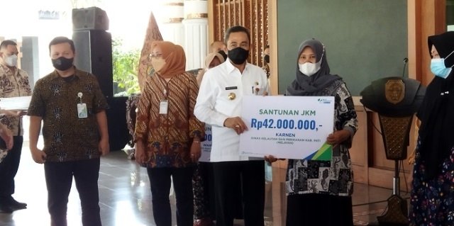 SIMBOLIS: Para ahli waris menerima klaim asuransi yang diberikan oleh Bupati Pati di Pendopo Kabupaten Pati, Kamis (20/1). (Aziz Afifi/Lingkarjateng.id)