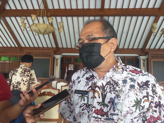 MENJELASKAN: Kepala Dinas Kelautan dan Perikanan (DKP) Kabupaten Pati, Edy Martanto memberikan keterangan kepada awak media di Pendopo Kabupaten Pati, baru-baru ini. (Aziz Afifi/Lingkarjateng.id)