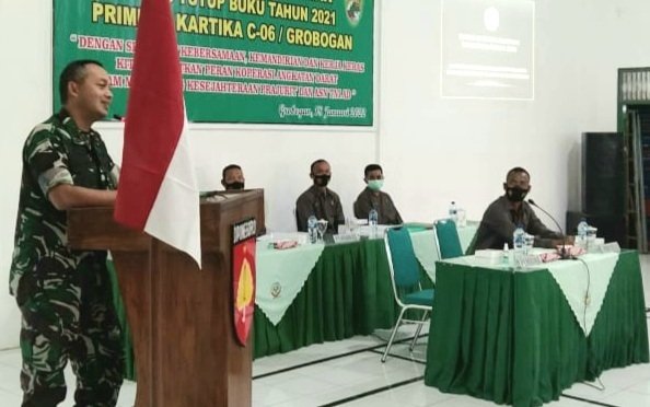 RAPAT: Para pengurus Koperasi Kartika C-06/Grobogan Kodim 0717/Grobogan mengadakan rapat anggota tahunan, Selasa (18/01). (Muhamad Ansori/Lingkarjateng.id)