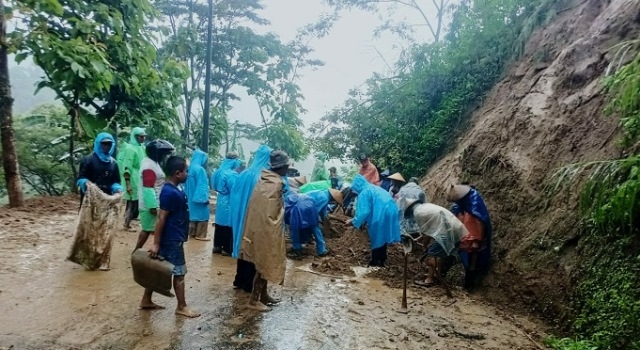 KOMPAK: Warga bergotong royong membersihkan longsoran yang menutupi jalan di Dukuh Duplak, Desa Tempur, Kecamatan Keling, Selasa (18/1). (Muslichul Basid/Lingkarjateng.id)