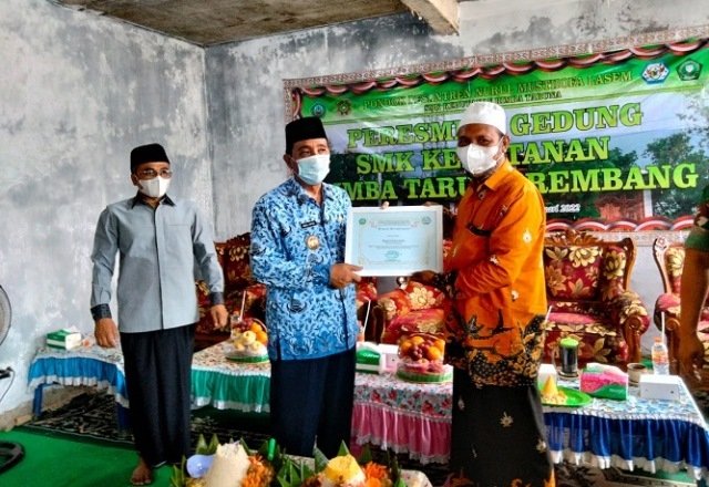 SIMBOLIS: Bupati Rembang Abdul Hafidz saat meresmikan gedung baru SMK Kehutanan Rimba Taruna, Senin (17/1). (R. Teguh Wibowo/Lingkarjateng.id)