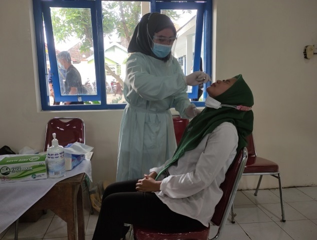 Dinkes Kudus Gencarkan Tes PCR di Sekolah 25 TESTING: Seorang guru di SD 1 Temulus sedang mengikuti tes PCR untuk menghindari penyebaran virus Covid-19, Jumat (14/1). (Nisa Hafizhotus Syarifa/Lingkarjateng.id)