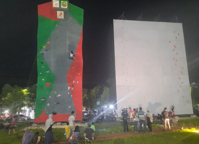 16 Atlet Panjat Tebing Blora Siap Ikuti Porprov 25 SEMANGAT: Para atlet sedang berlatih panjat tebing, baru-baru ini. (Lilik Yuliantoro/Lingkarjateng.id)