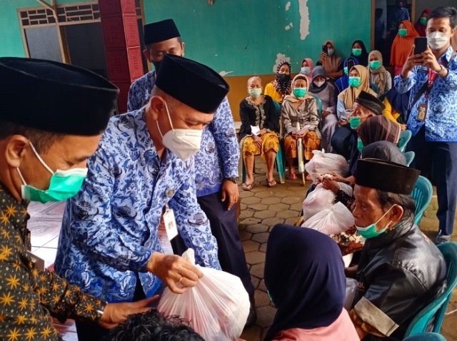 Bupati Jepara Salurkan 150 Paket Sembako di Desa Damarwulan Keling 25 MENYALURKAN: Bupati Jepara menyerahkan bantuan paket sembako kepada warga di RT 11 RW 03, Desa Damarwulan, Kecamatan Keling, Senin (17/1). (Muslichul Basid/Lingkarjateng.id)
