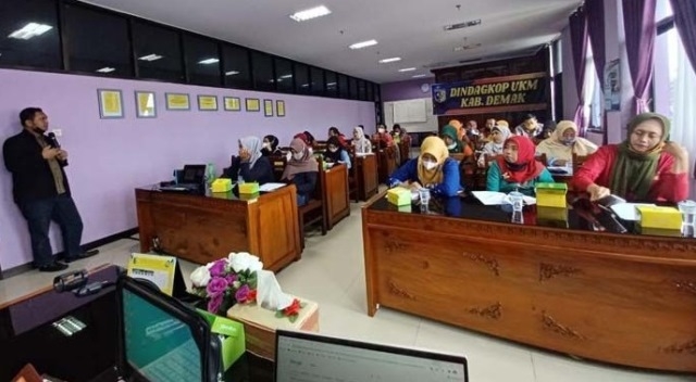 Dindagkop UMKM Demak bersama Polines Gelar Pelatihan Digital Marketing 25 ANTUSIAS: Suasana pelatihan digital marketing di Kabupaten Demak. (Istimewa/Lingkarjateng.id)