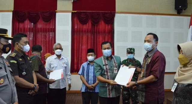 Gelar Bulan Dana, PMI Jepara Himpun Donasi hingga Rp 1,87 Miliar 25 SIMBOLIS: Ketua panitia penyelenggara Bulan Dana PMI 2021, Asisten I Sekda Dwi Riyanto menyerahkan piagam kepada Ketua PMI Jepara Sutedjo S. Sumarto dalam acara Penutupan Bulan Dana PMI di Gedung Shima Setda Jepara, Rabu (26/1). (Muslichul Basid/Lingkarjateng.id)