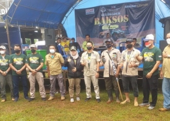 SERU: Kapolres Jepara bersama ketua SKIn Chapter  Jepara, panitia dan peserta Offroader Baksos Bareng di Lapangan Desa Dermolo, Kecamatan Kembang, Jepara. (Muslichul Basid/Lingkarjateng.id)