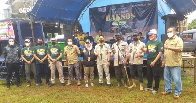 SERU: Kapolres Jepara bersama ketua SKIn Chapter Jepara, panitia dan peserta Offroader Baksos Bareng di Lapangan Desa Dermolo, Kecamatan Kembang, Jepara. (Muslichul Basid/Lingkarjateng.id)