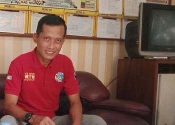 MENJELASKAN: Kasatresnarkoba Polres Blora Iptu Edi Santosa SH, saat memberi keterangan di kantornya. (Lilik Yuliantoro/Lingkarjateng.id)