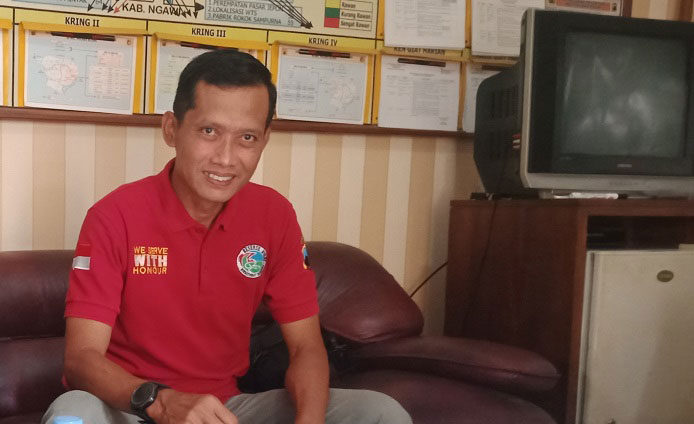 MENJELASKAN: Kasatresnarkoba Polres Blora Iptu Edi Santosa SH, saat memberi keterangan di kantornya. (Lilik Yuliantoro/Lingkarjateng.id)