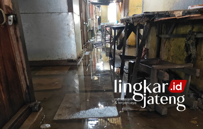 SANGAT KUMUH: Genangan air setinggi mata kaki orang dewasa di dalam kios pasar Guntur, Demak, Kamis (20/1). (M. Elang Ade Iswara/Lingkarjateng.id)