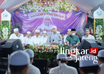 LAUNCHING: Pembacaan Sholawat Simtudduror dan lantunan Qosidah di acara Lingkar Media Group Bersholawat #2 dalam rangka melaunching Koran Lingkar Jateng menjadi Koran Lingkar, Jumat (28/1). (Istimewa/Lingkarjateng.id)