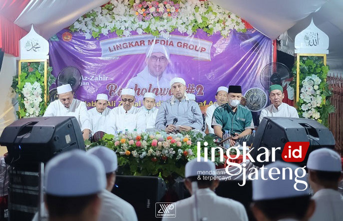 Koran Lingkar Bakal Jadi Koran Nasional, Pemred: Komitmen Hadirkan Berita yang Aktual nan Faktual 25 LAUNCHING: Pembacaan Sholawat Simtudduror dan lantunan Qosidah di acara Lingkar Media Group Bersholawat #2 dalam rangka melaunching Koran Lingkar Jateng menjadi Koran Lingkar, Jumat (28/1). (Istimewa/Lingkarjateng.id)