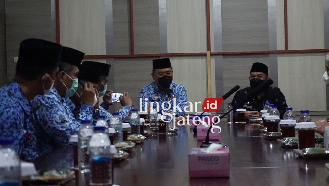 SIMBOLIS: Ketua KOPRI Blora menyerahkan donasi bagi korban Semeru kepada Pemerintah Lumajang, Kamis (13/1). (Istimewa/Lingkarjateng.id)