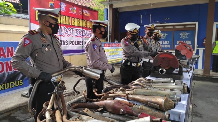 Musnahkan Knalpot Brong, Polres Kudus Tertibkan Bengkel-Bengkel 25 MEMUSNAHKAN: Polres Kudus memusnahkan knalpot brong hasil razia, Jumat (21/1). (Alifia Elsa Maulida/Lingkarjateng.id)