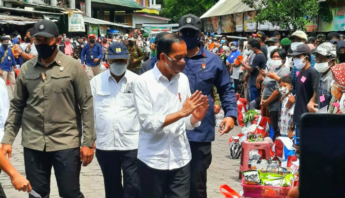 Kunjungi Grobogan, Jokowi Bagikan Uang dan Sembako untuk Pedagang Pasar Purwodadi 25 MENYAPA: Presiden Republik Indonesia Joko Widodo saat mengunjungi Pasar Purwodadi, Grobogan, Rabu (5/1). (Istimewa/Lingkarjateng.id)
