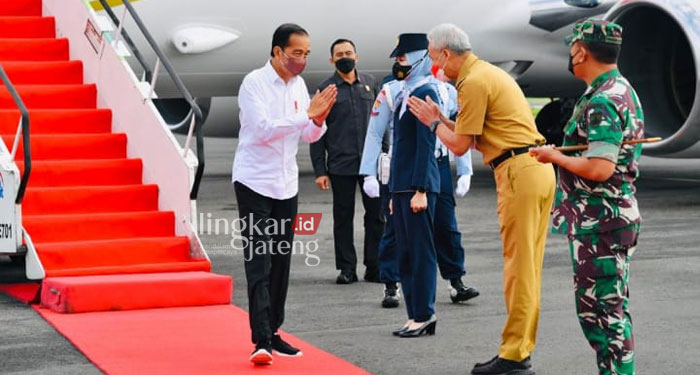 Jokowi Kunjungan ke Jateng: Tinjau Vaksinasi, Resmikan Bendungan dan Pasar Johar 25 Presiden Jokowi tiba di pangakalan TNI AU Adi Soemarmo jam 8
Disambut oleh Gubernur Jateng Ganjar Pranowo, Llangsung mengunjungi pasar gemolong di Sragen sambil menyerahkan bantuan bagi PKL