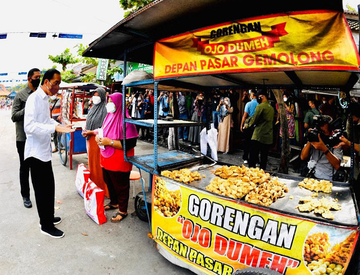BERBAGI: Presiden Jokowi membagikan bantuan sembako dan bantuan langsung tunai (BLT) ke Pedagang Pasar Gemolong, Sragen, Rabu (5/1). (Dok. Humas/Lingkarjateng.id)