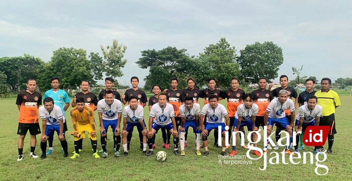 PWI n Friends Ungguli Grab FC dalam Laga Persahabatan Rembang 25 KOMPAK: Foto bersama tim PWI n Friends dan tim Grab FC usai laga persahabatan di Kabupaten Rembang, Kamis (20/1). (R. Teguh Wibowo/Lingkarjateng.id)