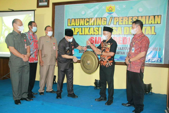 Pemkab Grobogan Launching Desa Berbasis Digital 25 PERESMIAN: Wakil Bupati Grobogan, Bambang Pujiyanto melaunching Pelayanan Desa Berbasis Digital di Desa Tambakselo, Kecamatan Wirosari, Grobogan, Jumat (7/1). (Muhamad Ansori/Lingkarjateng.id)