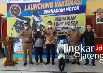 INOVATIF: Bupati Kendal, Dico M Ganinduto melaunching program tuntas vaksin di Kecamatan Kaliwungu dengan hadiah sepeda motor. (Unggul Priambodo/Lingkarjateng.id)