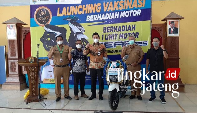 Bupati Kendal Launching Vaksinasi Berhadiah Sepeda Motor 25 INOVATIF: Bupati Kendal, Dico M Ganinduto melaunching program tuntas vaksin di Kecamatan Kaliwungu dengan hadiah sepeda motor. (Unggul Priambodo/Lingkarjateng.id)
