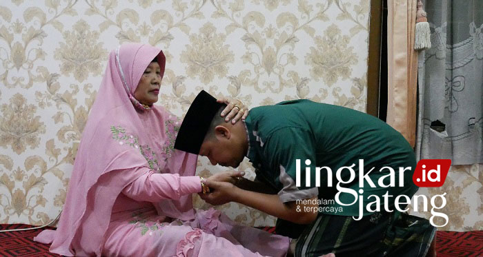 Lingkar Media Group Launching Produk Baru Bersama Habib Zainal Abidin bin Segaf Assegaf 25 MOHON RESTU : Komisaris Utama Lingkar Media Group, Agus Sunarko sungkem kepada ibundanya, Rumilah yang juga sebagai Direktur Utama Lingkar Media Group saat launching produk baru. (Istimewa/Lingkarjateng.id)