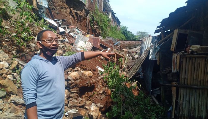 MUSIBAH: Bintaro, Warga Perumahan Siberi Desa Banjarejo, Boja, Kendal menunjukan rumahnya yang tertimpa material longsor, Kamis (6/1). (Unggul Priambodo/Lingkarjateng.id)