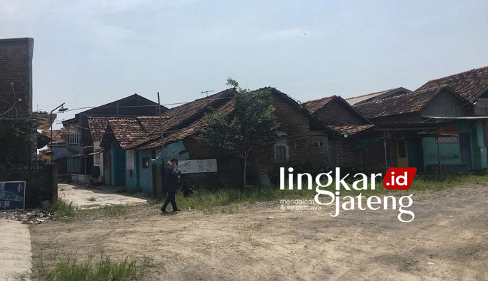 Pemilik Bangunan di Lorong Indah Pati Terancam Didenda 25 SEPI: Sejumlah bangunan di Lorong Indah (LI) masih berdiri kokoh hingga kemarin, (26/1). (Aziz Afifi/Lingkarjateng.id)