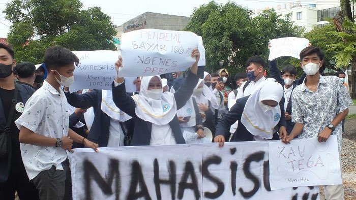 PROTES: Puluhan mahasiswa gelar aksi di pintu gerbang Universitas An Nur (Unan) Purwodadi, Grobogan, Kamis (13/1). (Muhamad Ansori/Lingkarjateng.id)