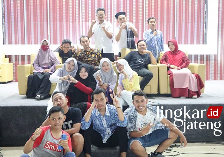 KOMPAK: Mahasiswa PGSD UMKU melakukan foto bersama usai mengadakan Pagelaran Seni Drama. (Istimewa/Lingkarjateng.id)
