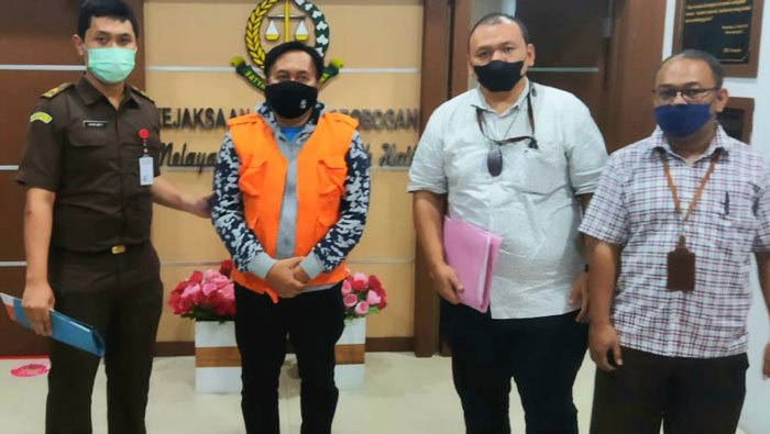 TERCIDUK: Mantan Kepala Desa Ringinharjo, Kecamatan Gubug, M. Bachtiar (49), saat digelandang petugas di Kejari Grobogan, baru-baru ini. (Muhamad Ansori/Lingkarjateng.id)