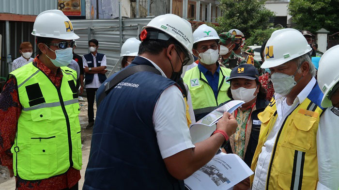 MENINJAU: Menteri PUPR Mochamad Basoeki Hadimoeljono, meninjau proyek pembangunan Kota Pusaka Lasem, Minggu (2/1). (R. Teguh Wibowo/Lingkarjateng.id)