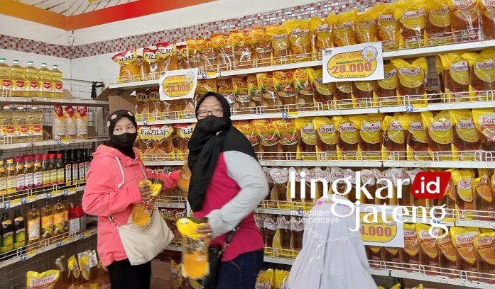 Minyak Goreng di Pasar Tradisional Belum Satu Harga, Disperindag Jateng Beri Waktu Satu Minggu 25 Ilustrasi masyarakat yang tengah berbelanja minyak goreng di salah satu ritel modern. (Dok. Lingkarjateng.id)