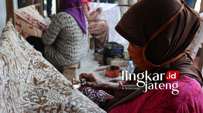 TELATEN: Seorang wanita tengah membatik di salah satu rumah produksi Batik Lasem, baru-baru ini. (R. Teguh Wibowo/Lingkarjateng.id)